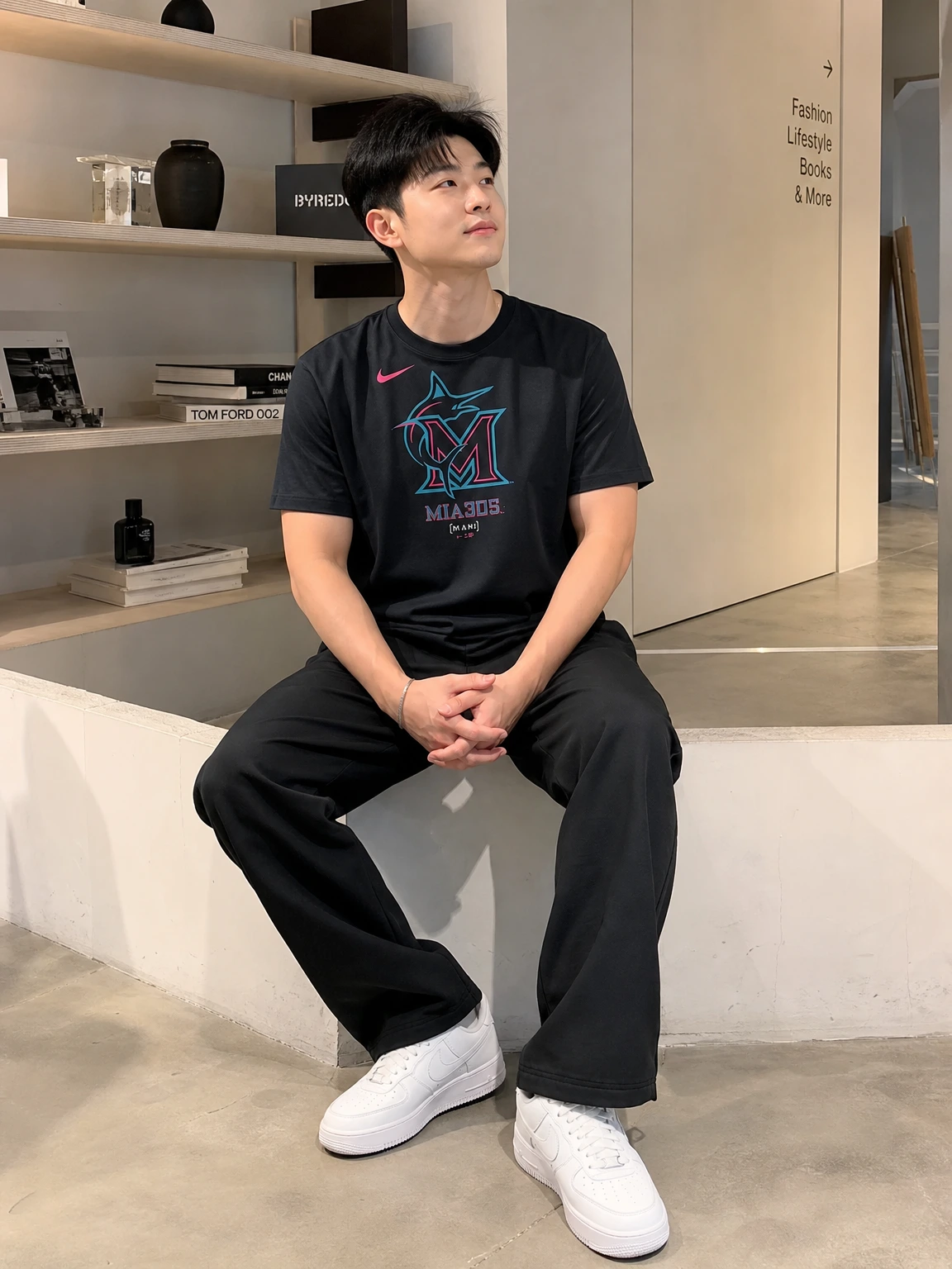 라지 로고로 존재감 살린 반팔 티셔츠