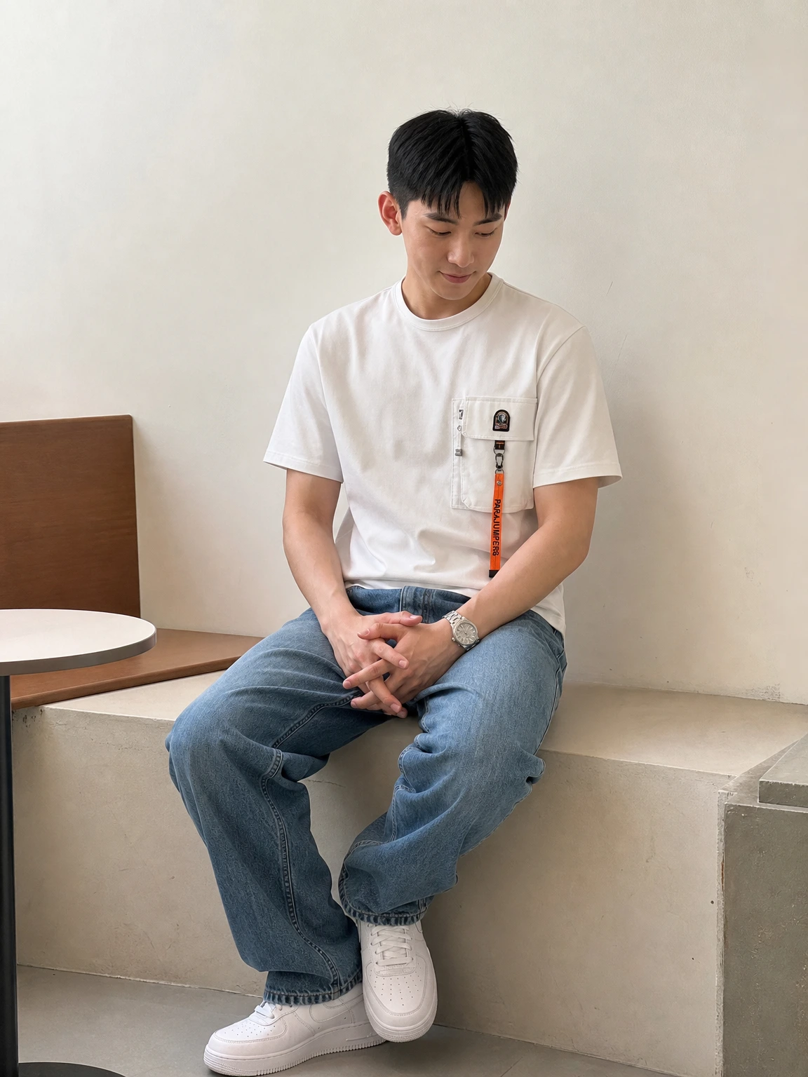 포켓 스트랩이 돋보이는 반팔티