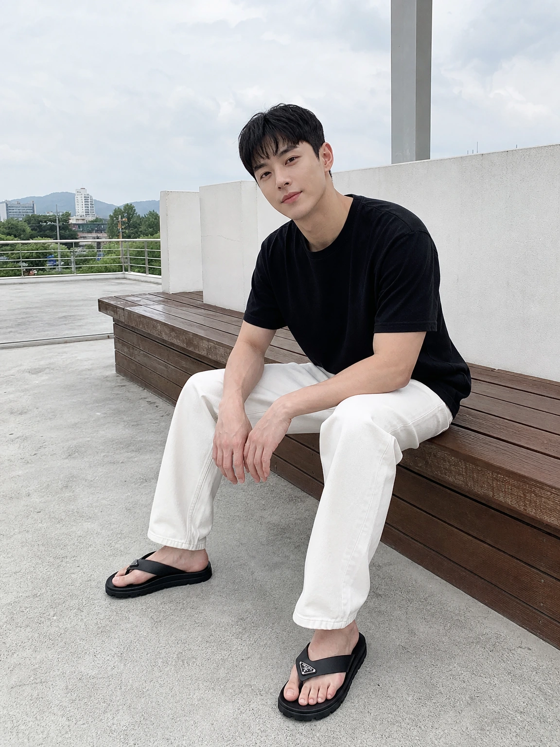 로고 플레이트가 돋보이는 샌들