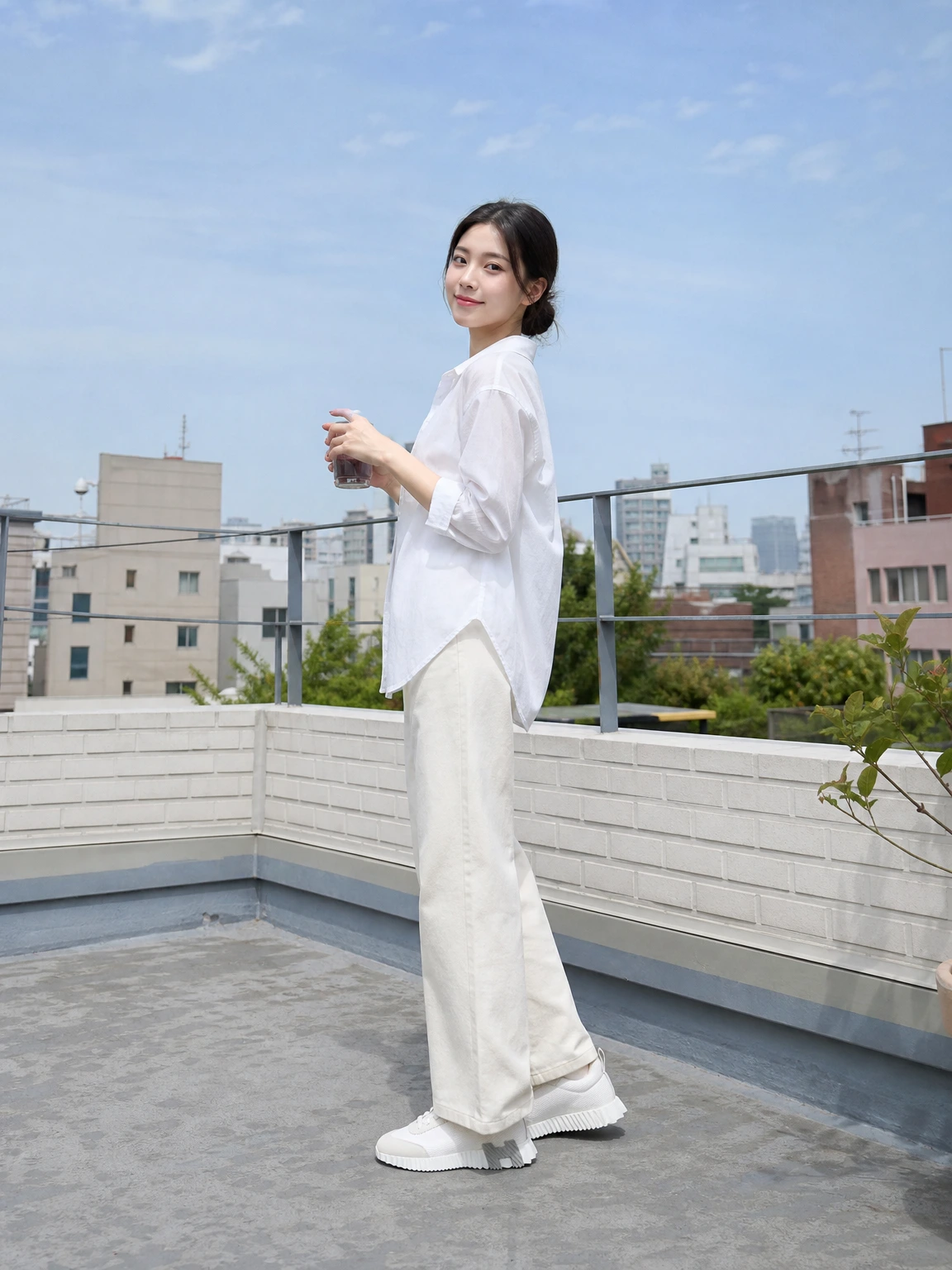 톱니형 아웃솔이 돋보이는 스니커즈