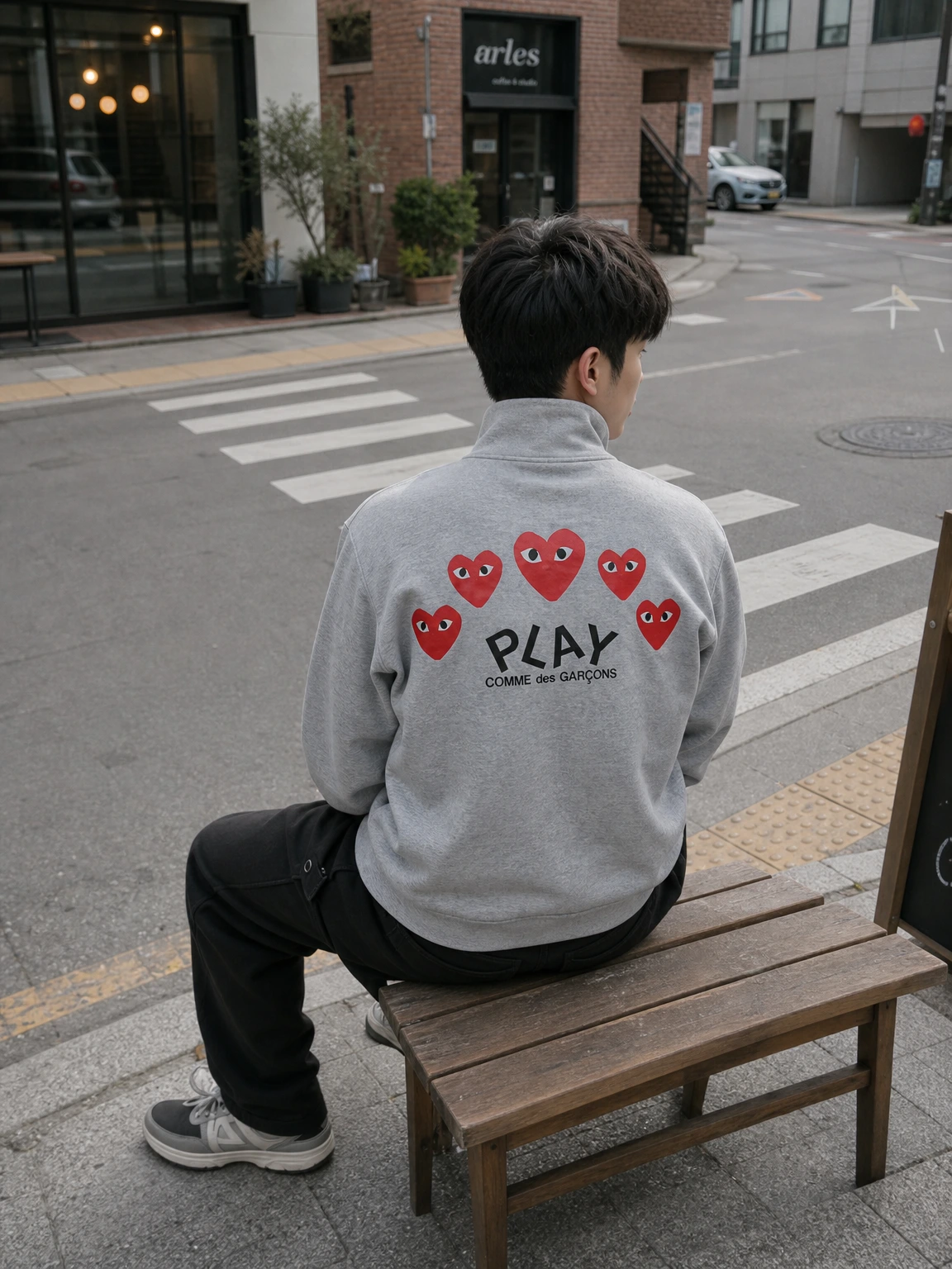 뒤돌아설 때 더 눈에 띄는 트랙탑 자켓