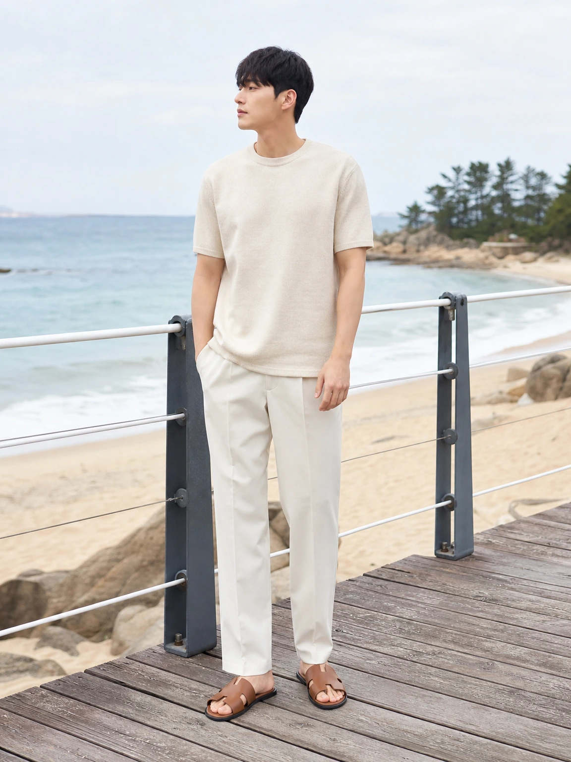 H 컷아웃이 돋보이는 샌들