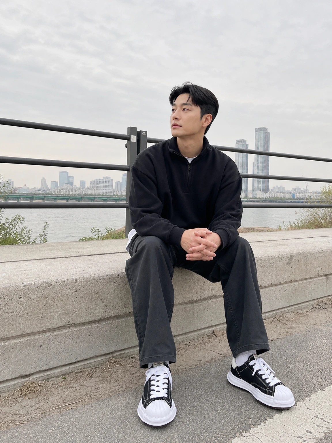 물결형 미드솔이 돋보이는 스니커즈
