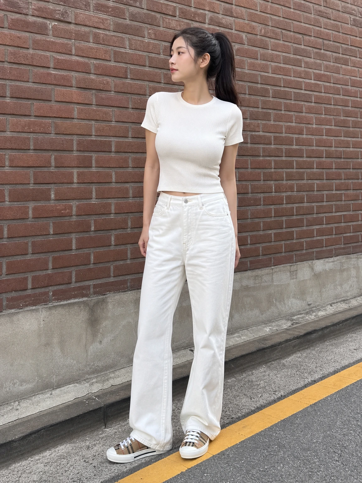 아이콘 체크가 돋보이는 스니커즈