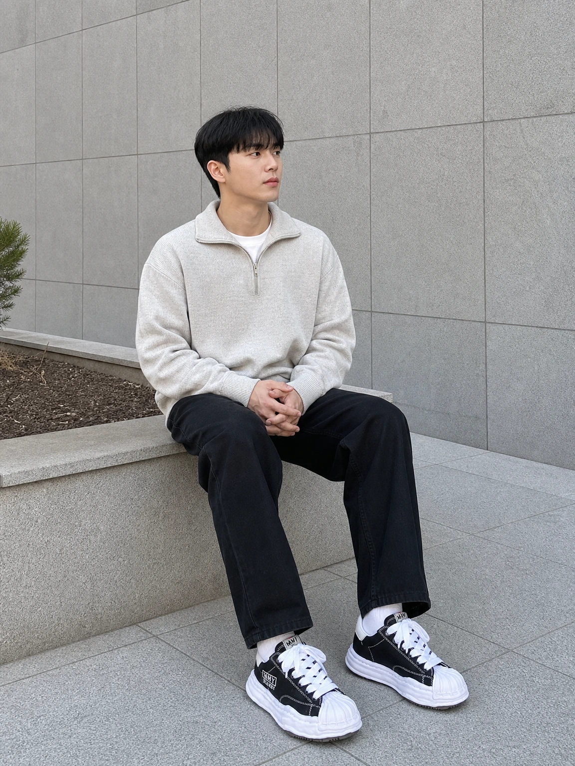 볼드한 러버 솔이 돋보이는 스니커즈