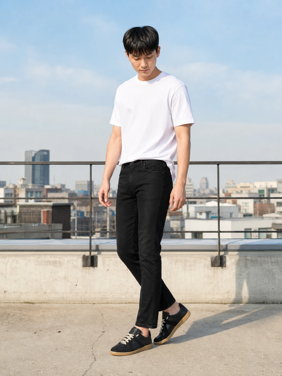 담백한 실루엣의 스니커즈