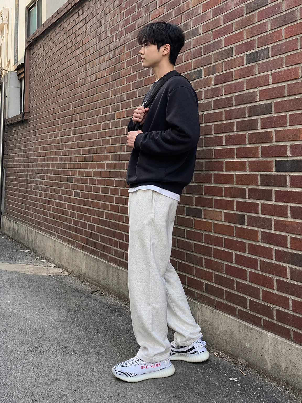 지브라 패턴이 돋보이는 스니커즈