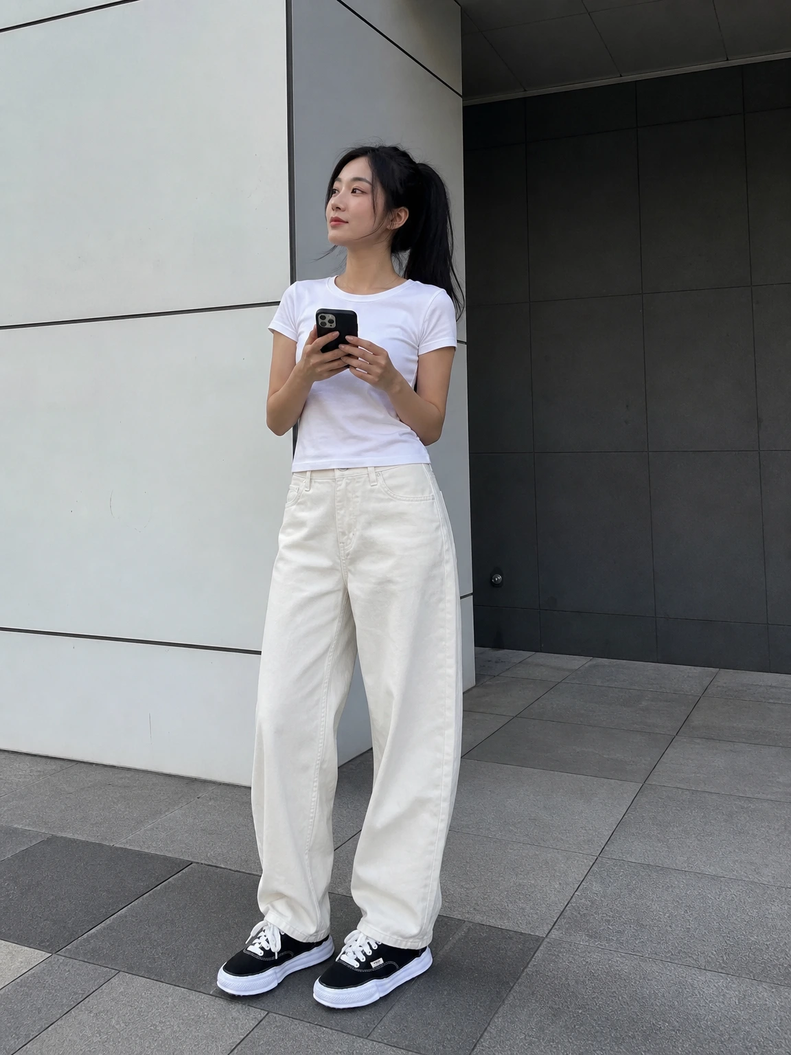 두꺼운 슈레이스로 완성한 스니커즈