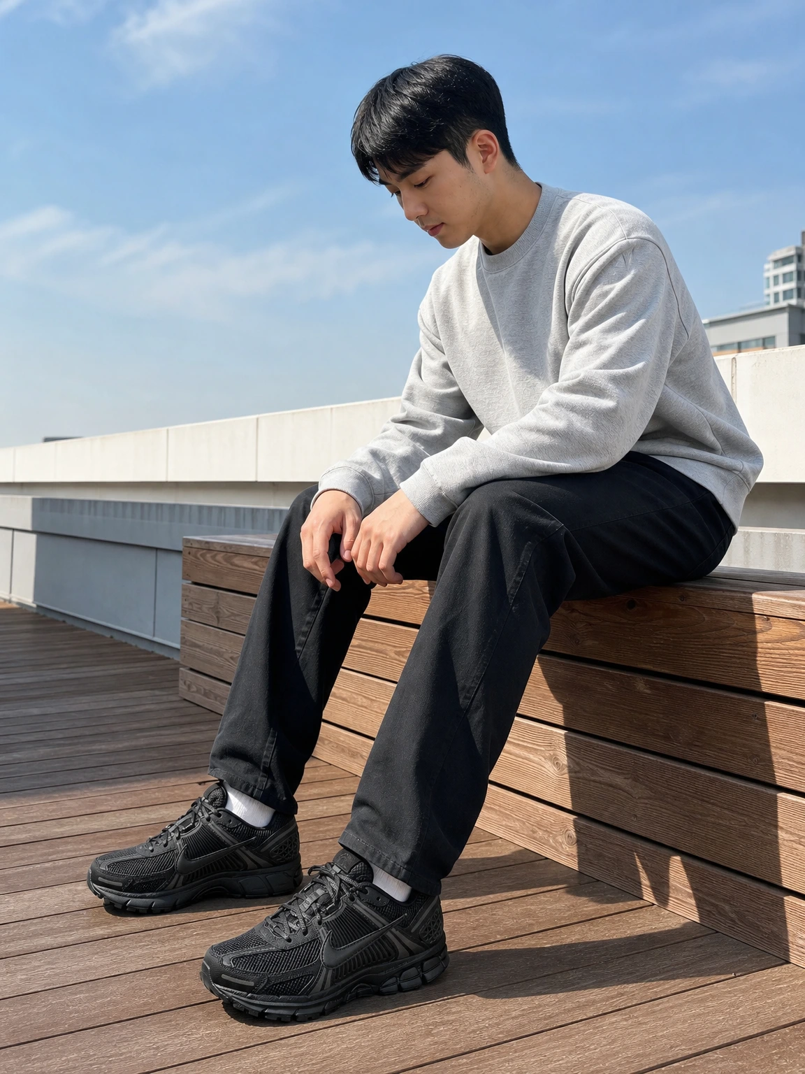올블랙 디테일이 돋보이는 스니커즈