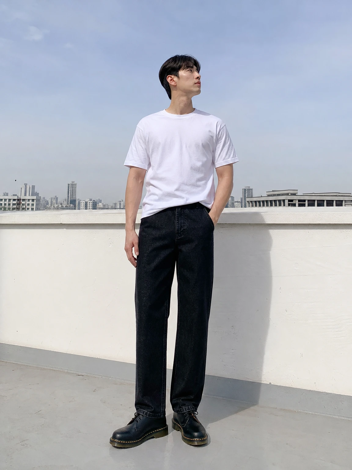 옐로 스티치로 완성한 로퍼