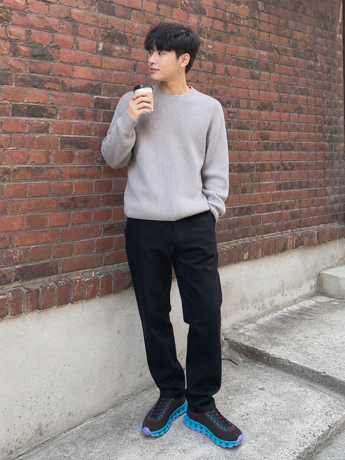 입체 쿠션 솔이 돋보이는 스니커즈