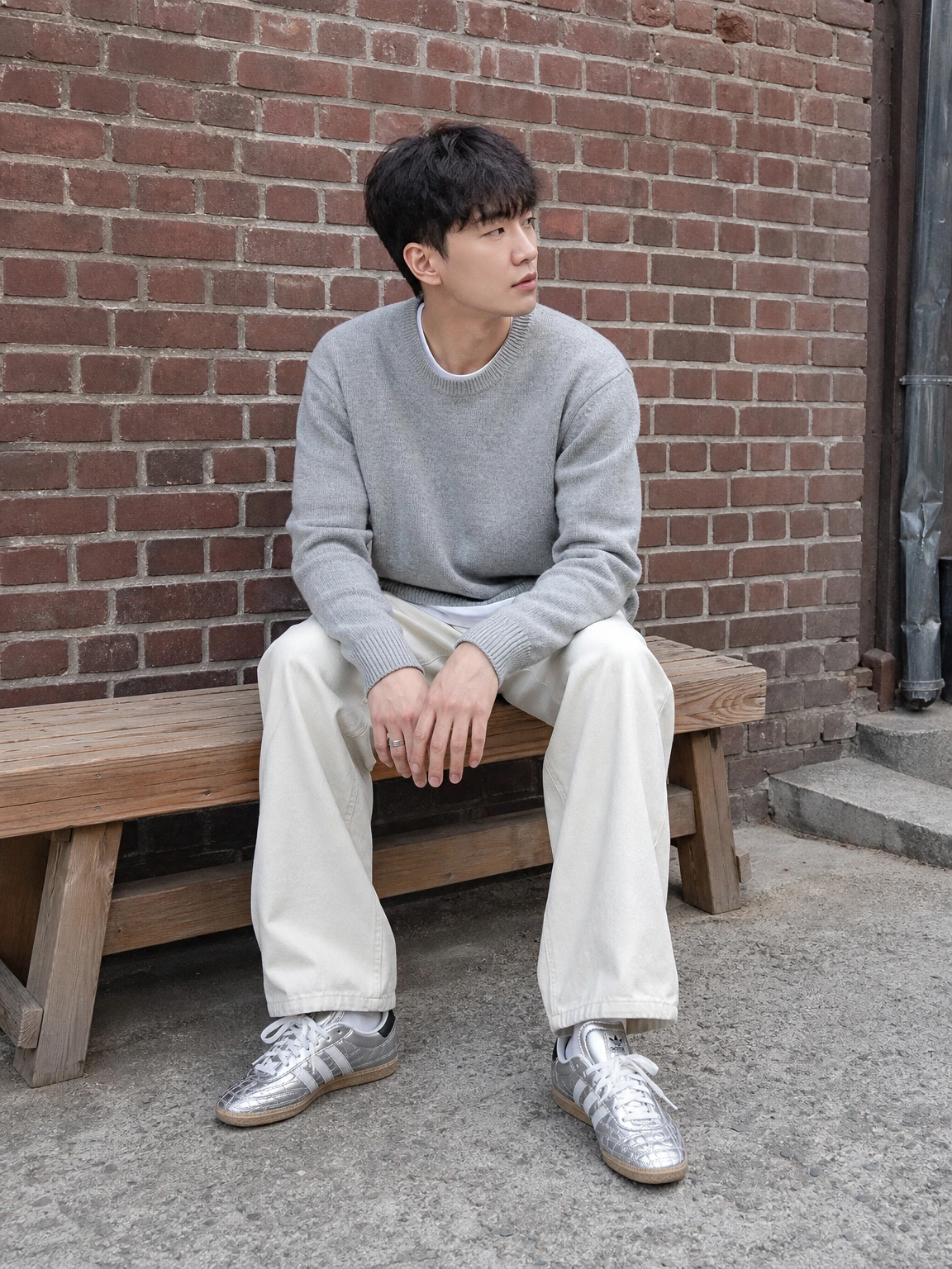 메탈릭 무드가 돋보이는 스니커즈
