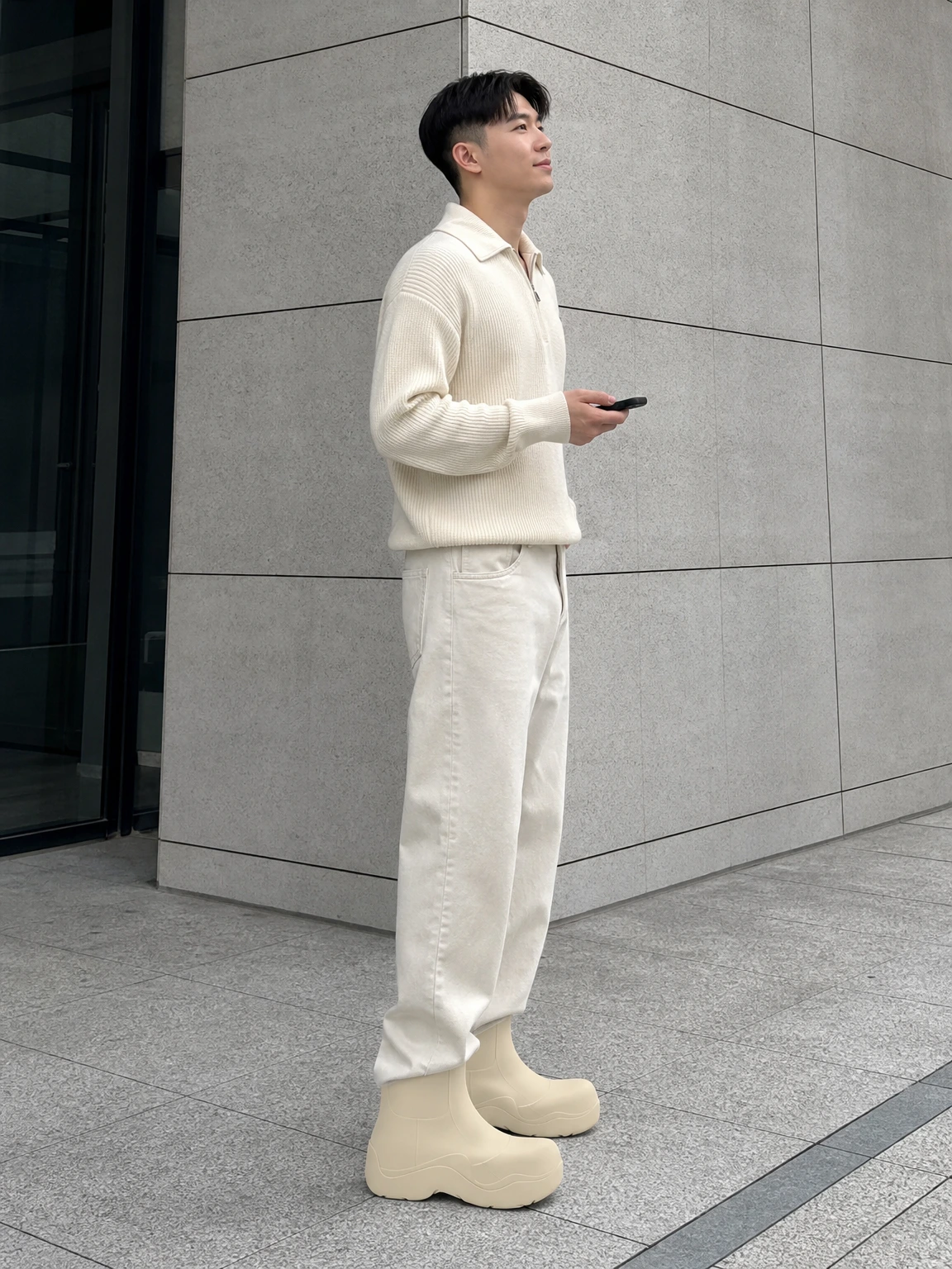 볼륨 실루엣이 돋보이는 앵클 부츠