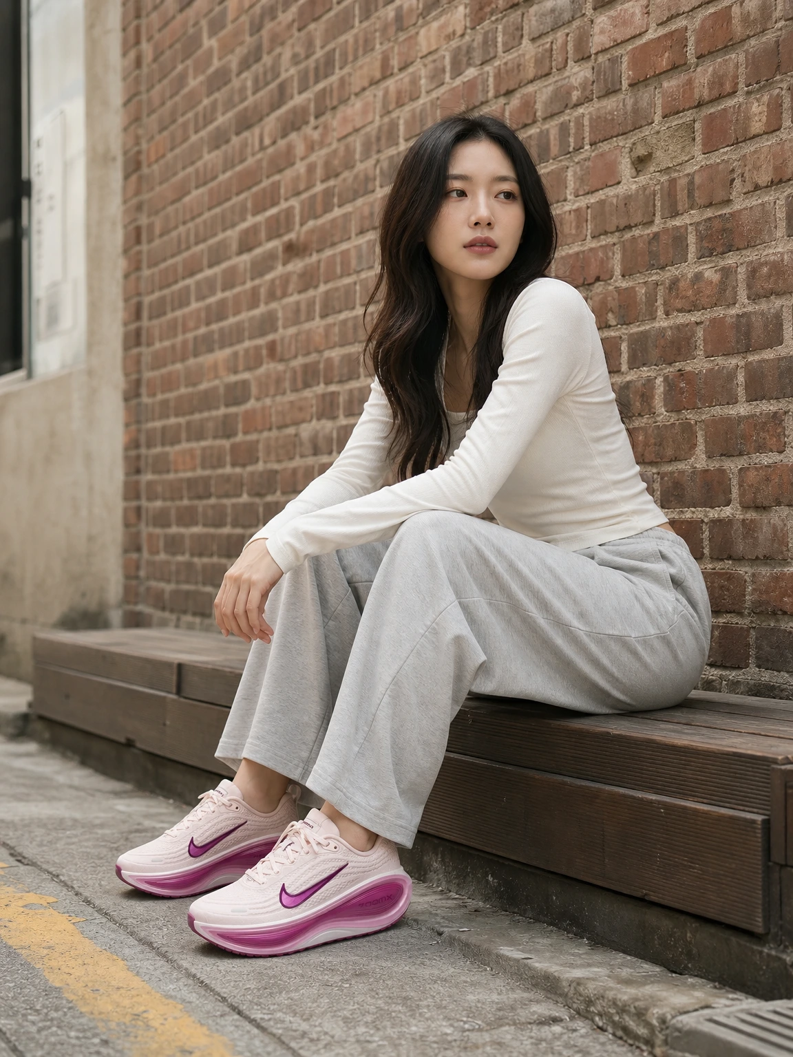 볼륨 미드솔이 돋보이는 운동화