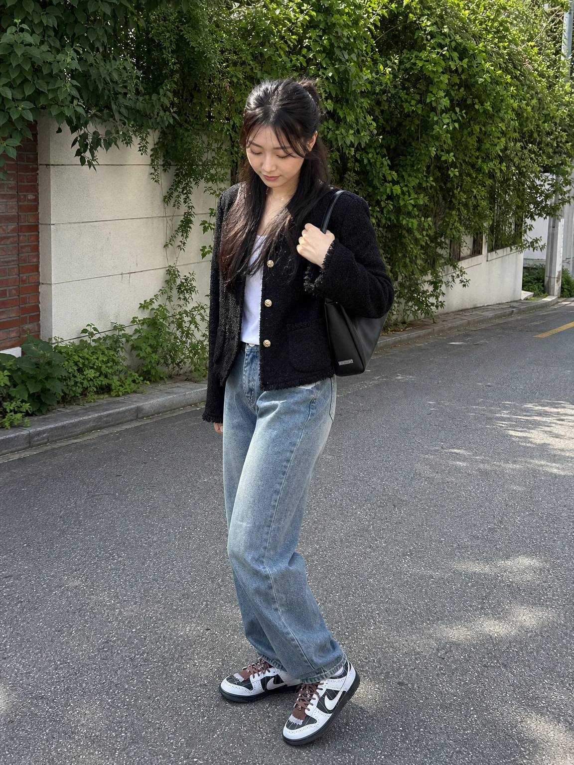 태슬 디테일이 돋보이는 스니커즈