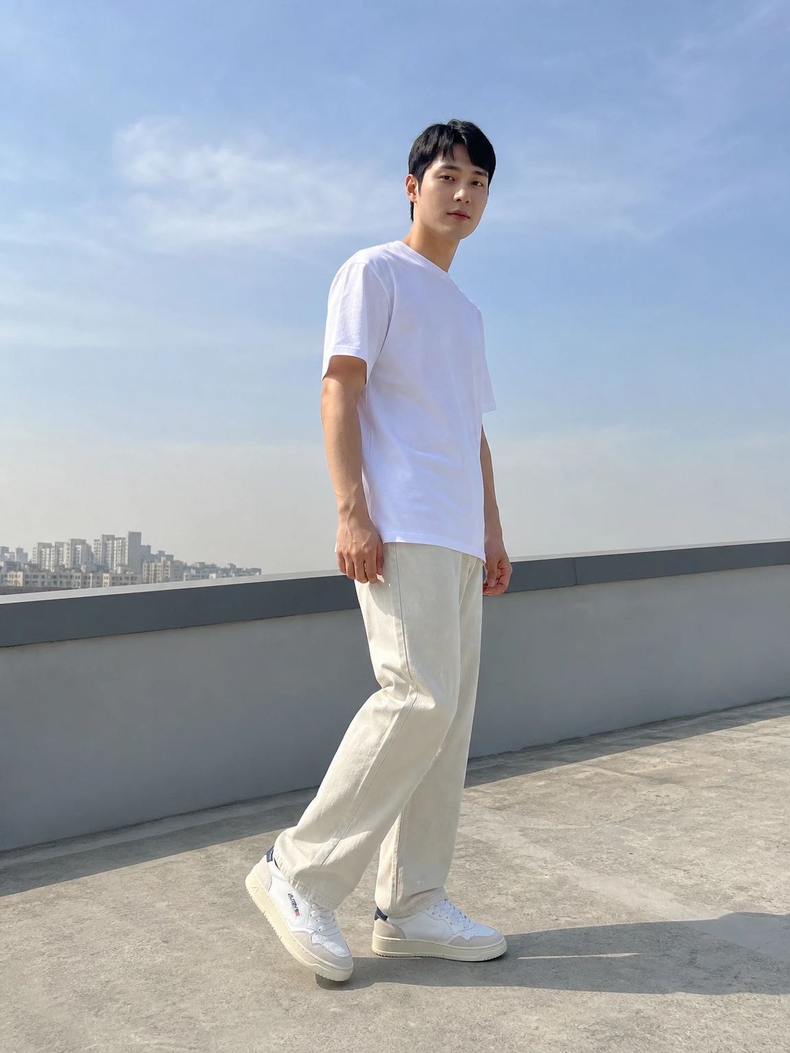 배색 힐탭이 돋보이는 스니커즈