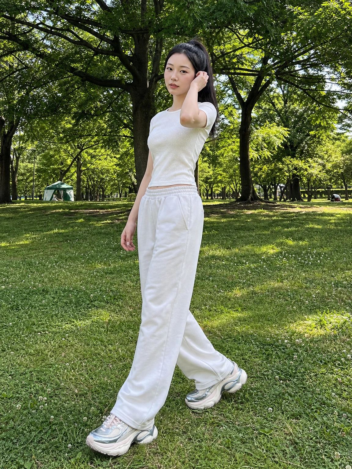 메탈릭 패널이 돋보이는 운동화