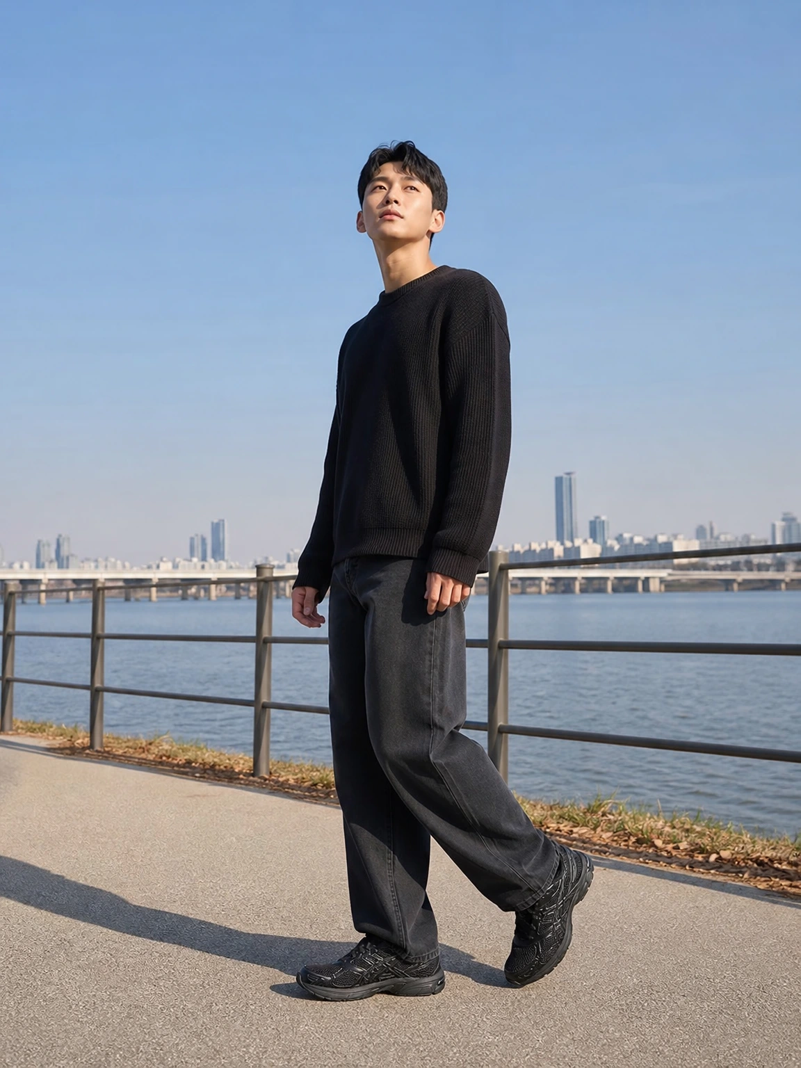 올블랙 러닝 무드의 스니커즈