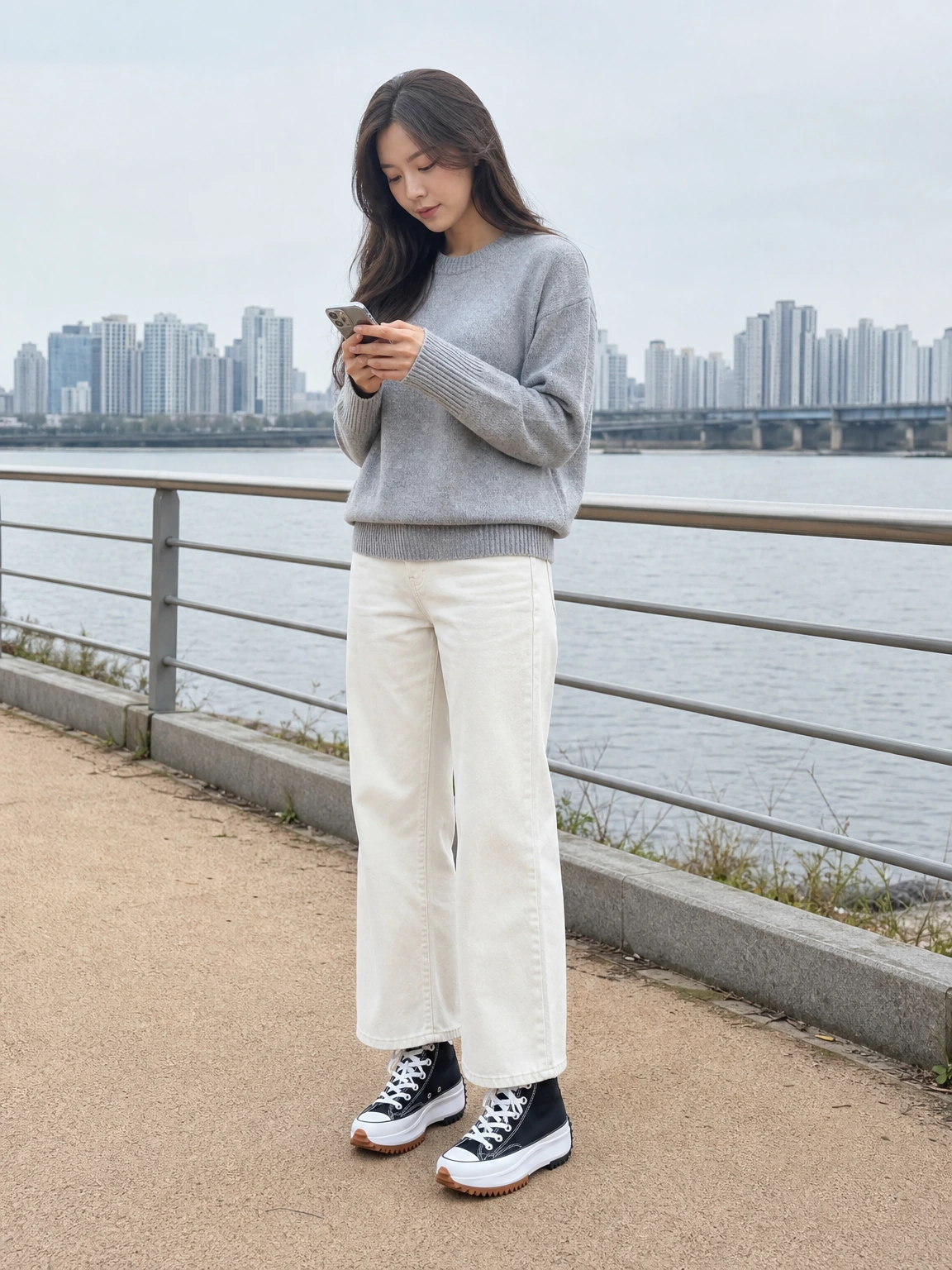 청키 플랫폼이 돋보이는 스니커즈
