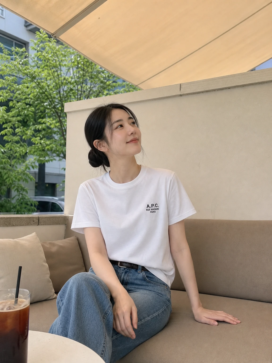 미니 로고로 힘을 준 티셔츠