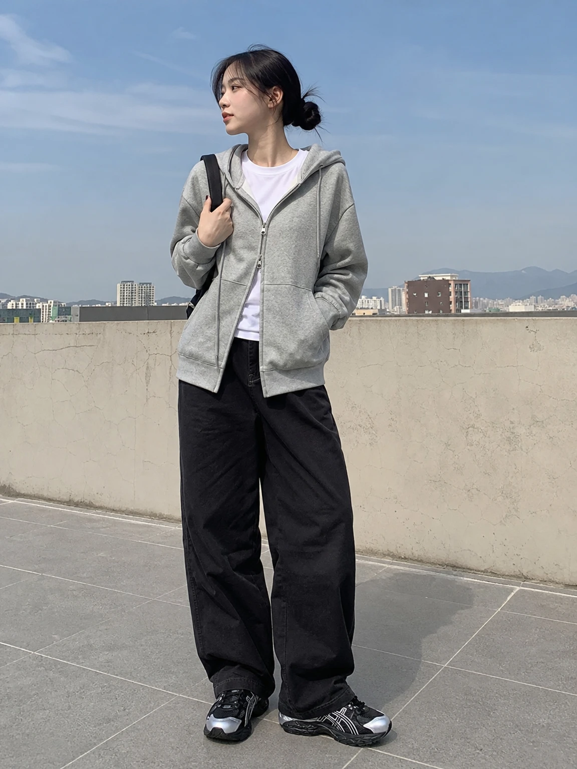 실버 패널이 돋보이는 스니커즈