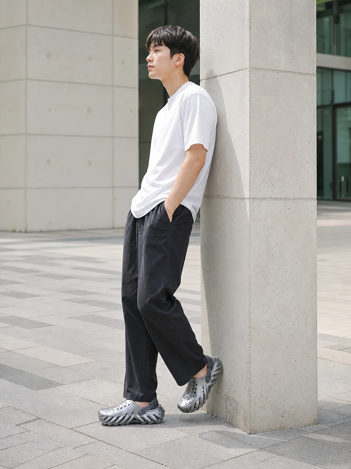조각된 아웃솔이 돋보이는 클로그