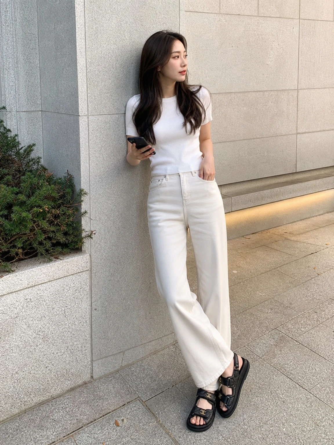 골드 로고가 돋보이는 샌들