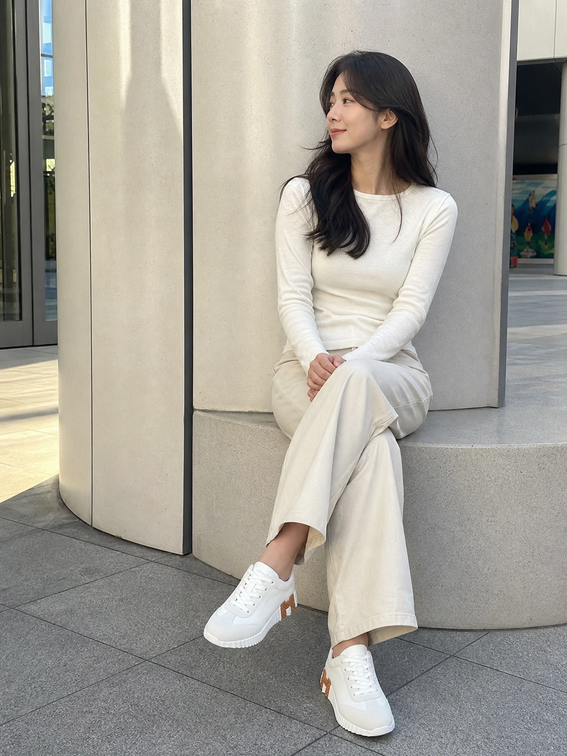 입체 H 포인트가 돋보이는 스니커즈