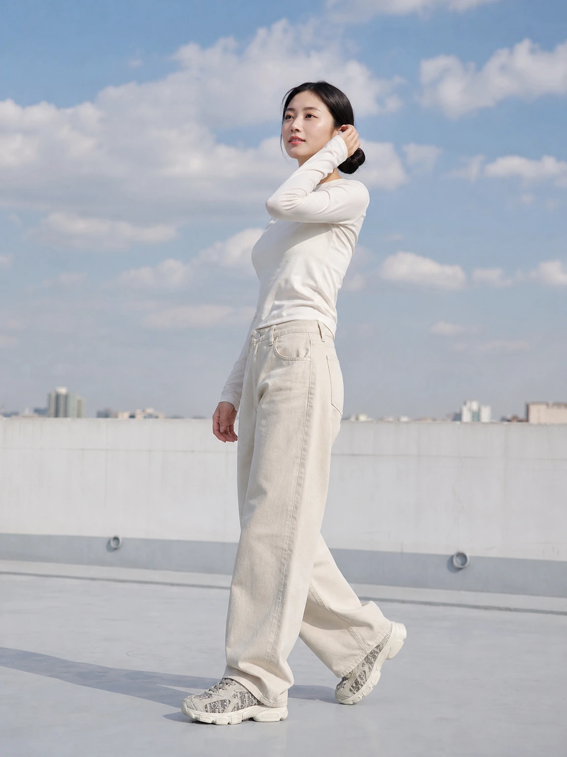 오블리크 자수가 돋보이는 스니커즈