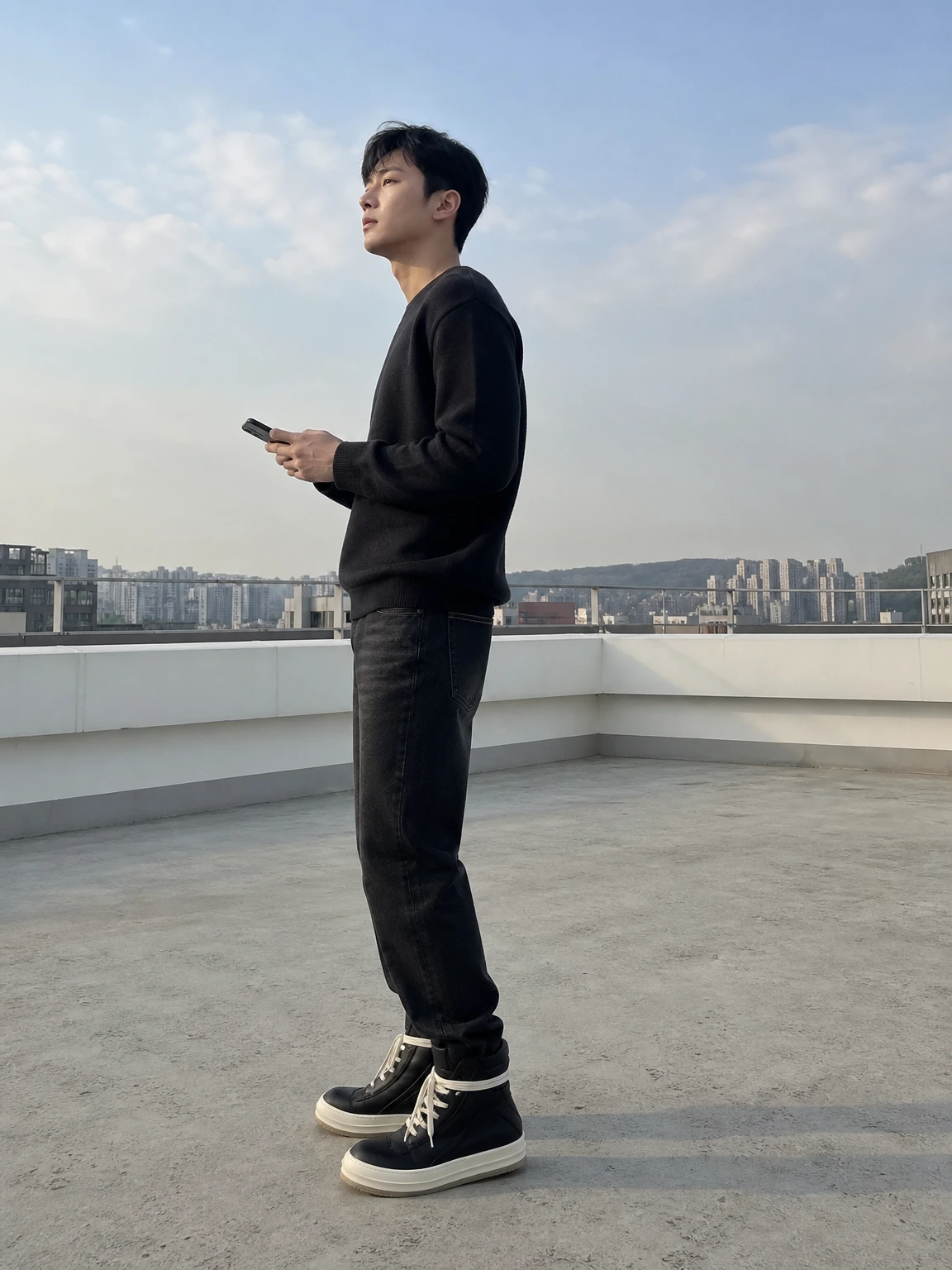 하이탑 실루엣이 돋보이는 스니커즈