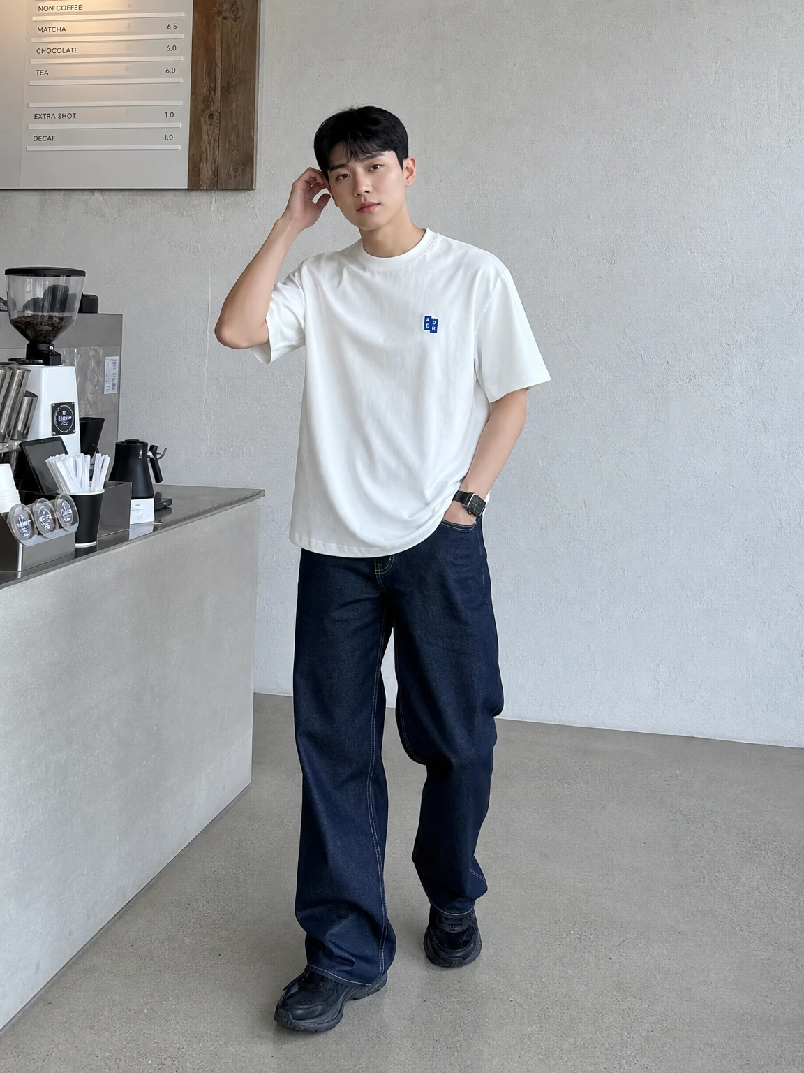 미니 태그로 포인트 준 티셔츠