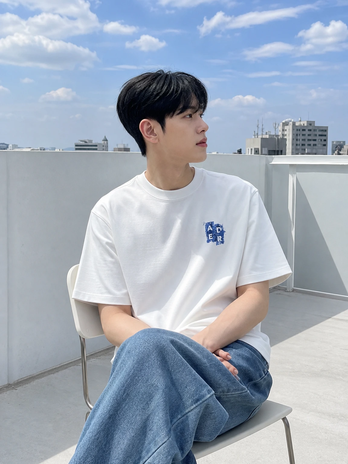 가슴 그래픽이 살아난 반팔 티셔츠
