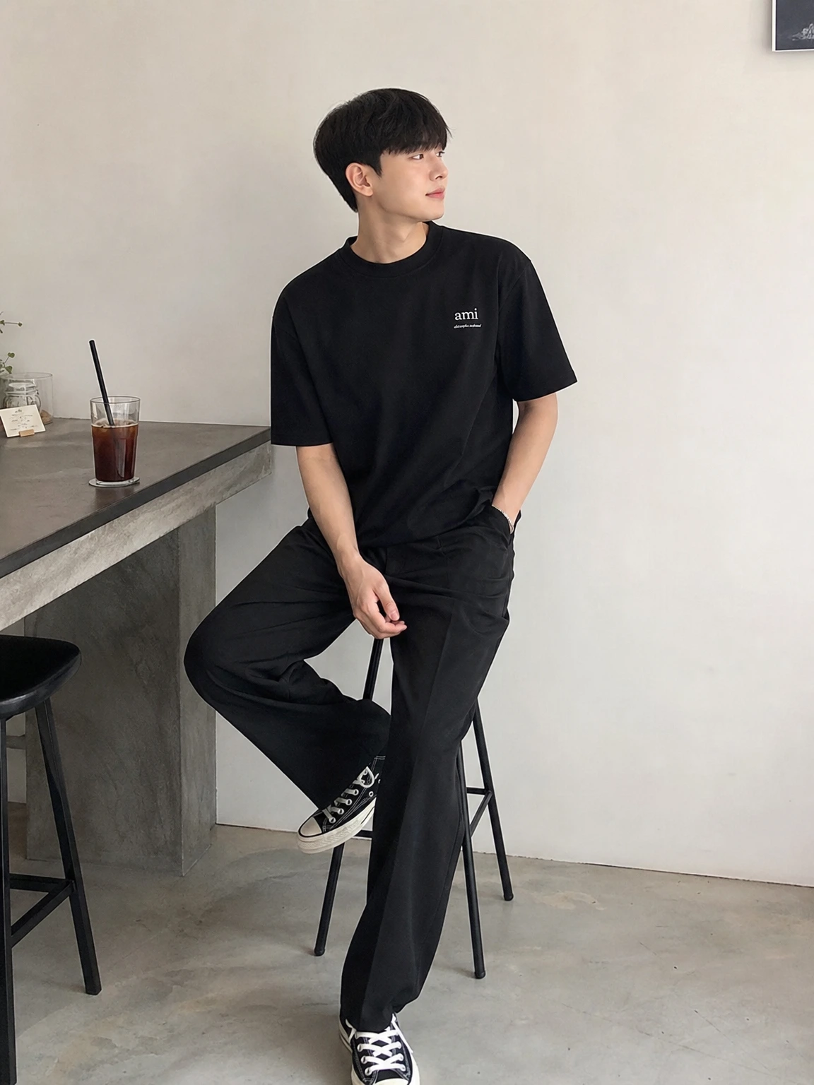 여유로운 실루엣의 티셔츠