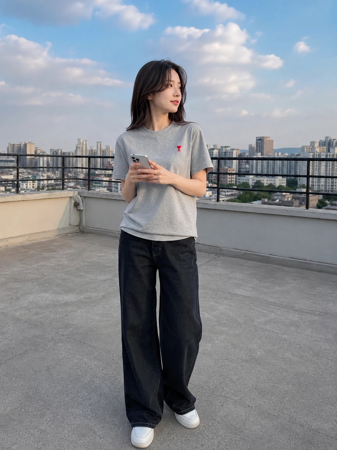 하트 자수로 포인트 준 티셔츠