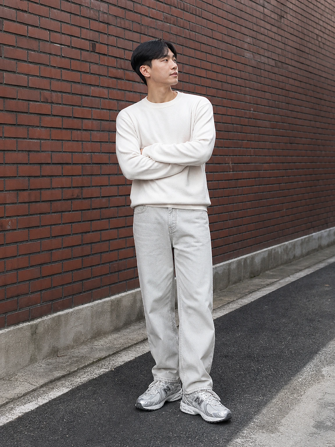 메탈릭 디테일이 돋보이는 스니커즈