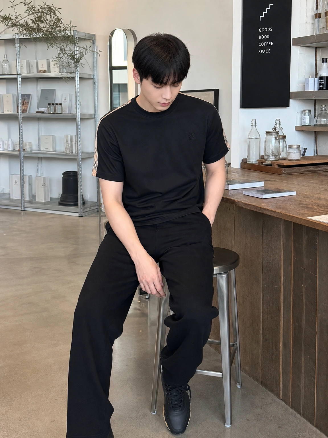 어깨 체크로 포인트 준 티셔츠