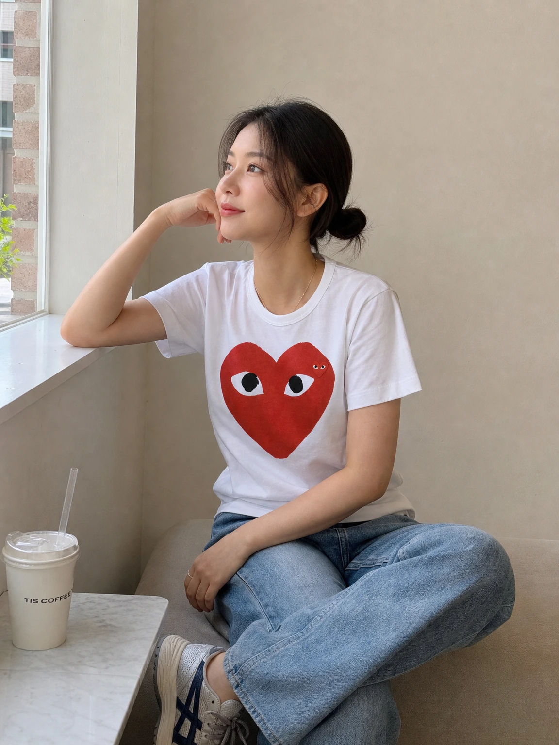 빅하트로 시선 모으는 반팔티