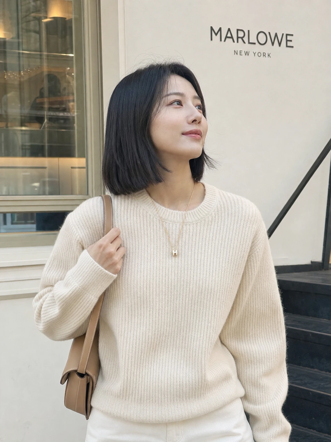 골드 하드웨어가 빛나는 펜던트