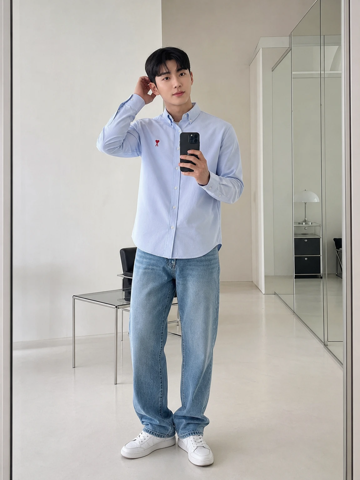 미니 자수로 표정 더한 셔츠