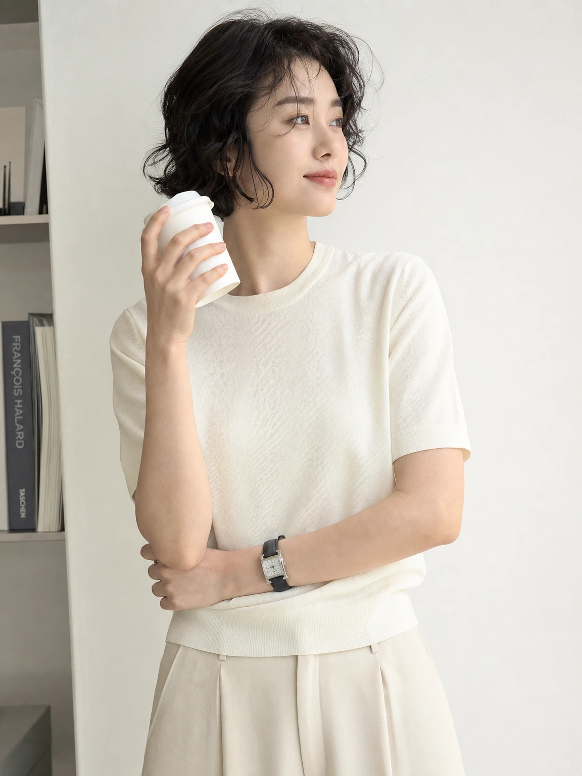 H 프레임이 돋보이는 시계