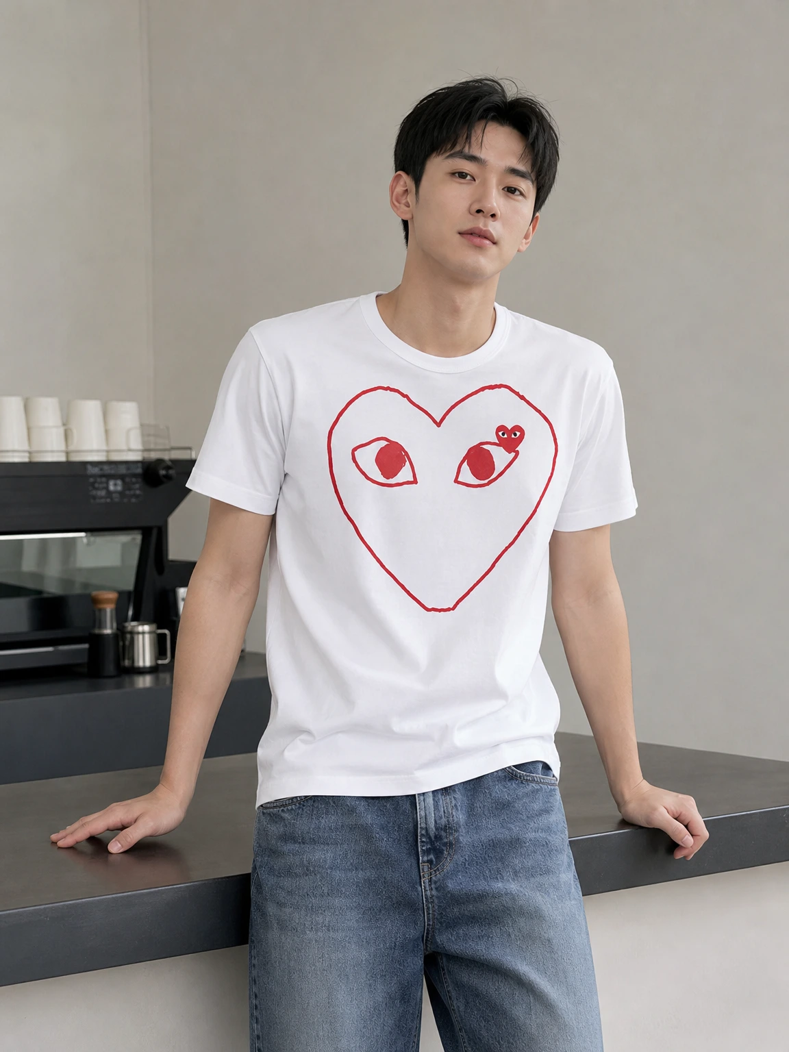 빅하트로 시선 모으는 반팔티