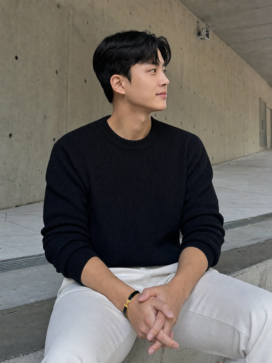 골드 하드웨어가 빛나는 브레이슬릿