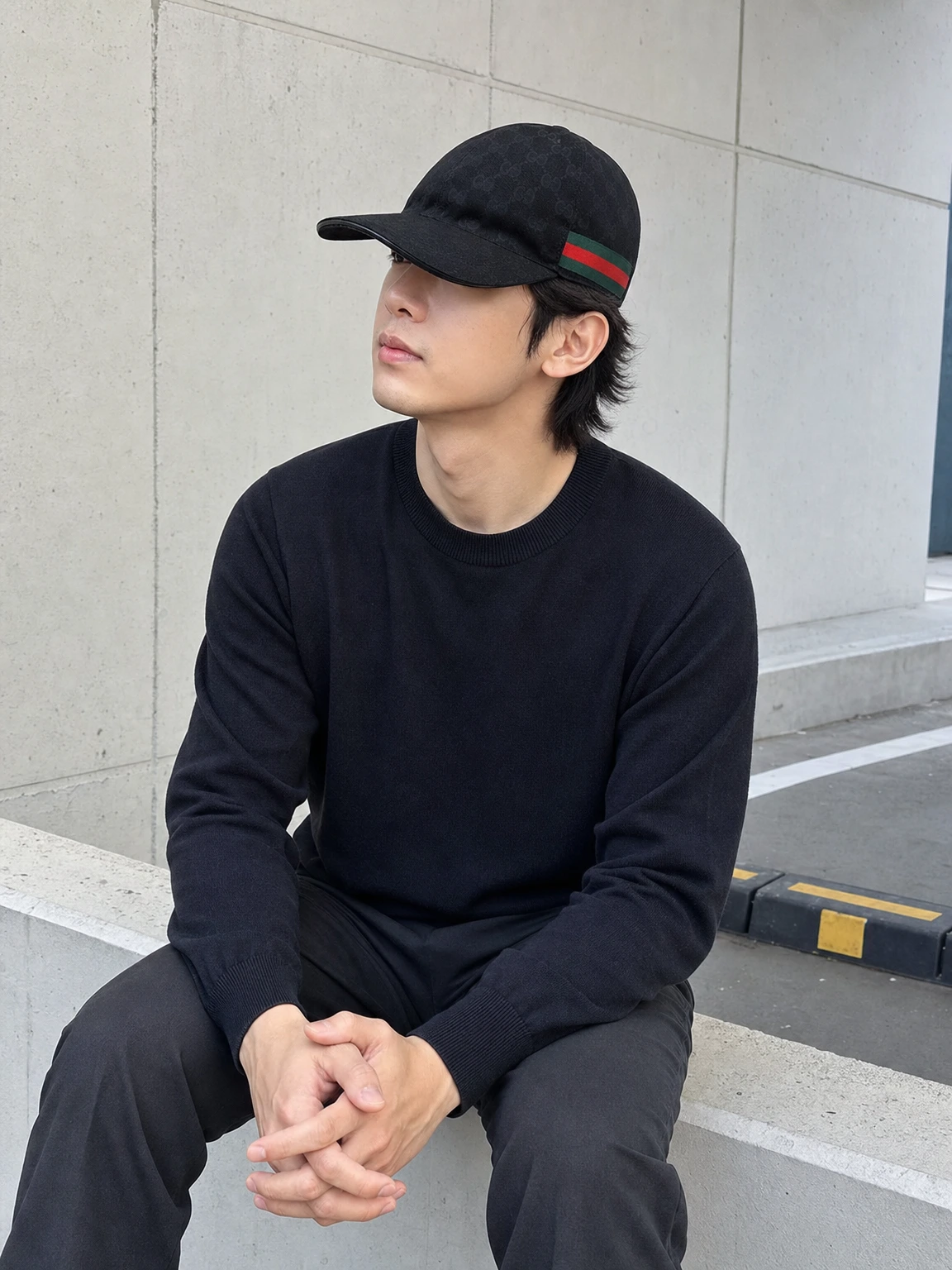 로고 패턴이 돋보이는 모자