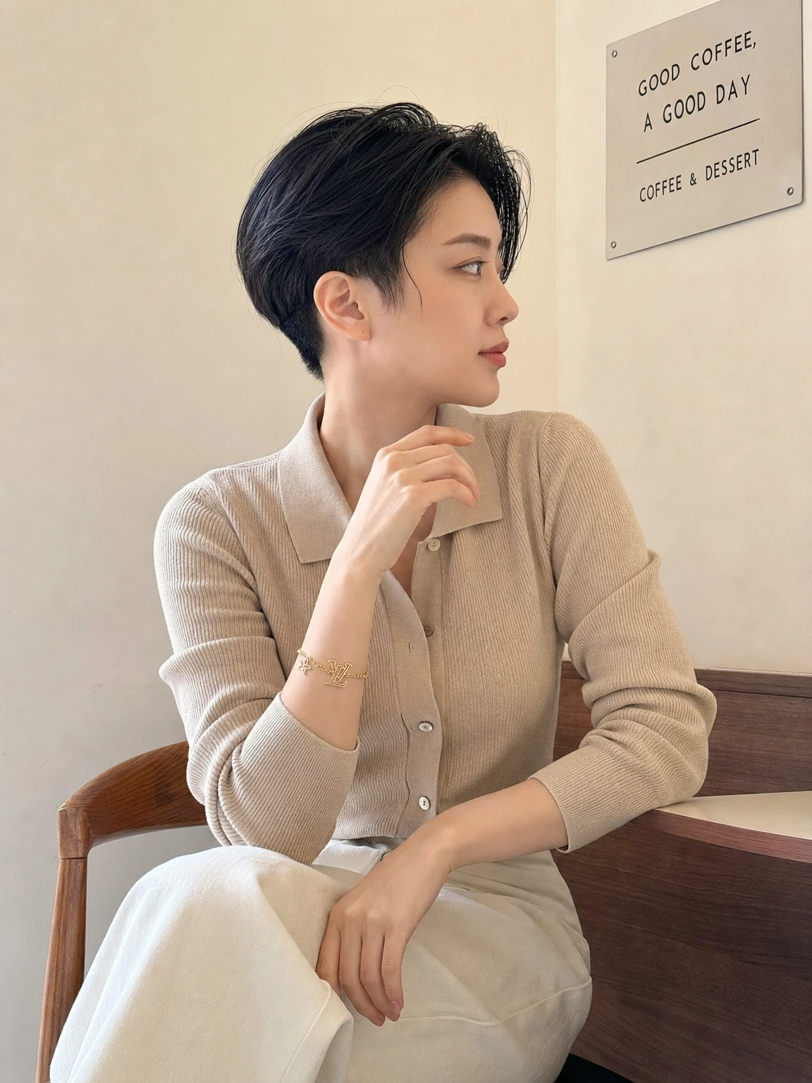섬세한 LV 로고가 빛나는 팔찌