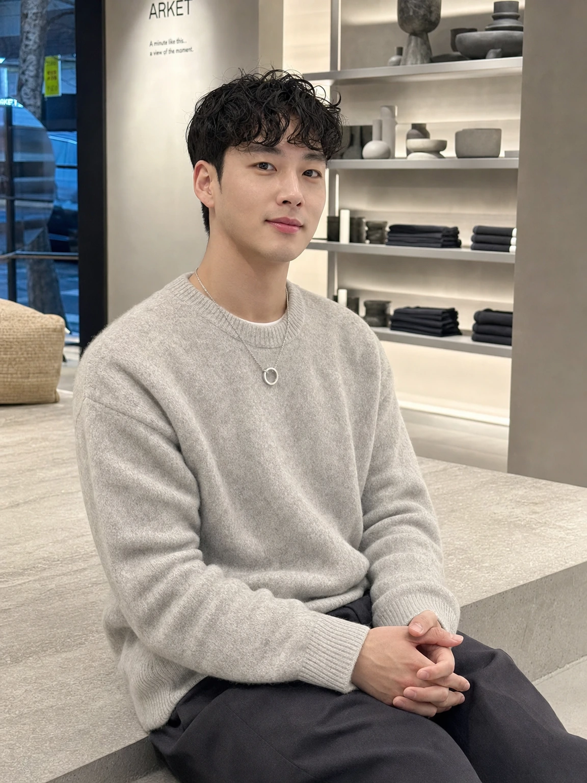 링 펜던트가 도는 목걸이