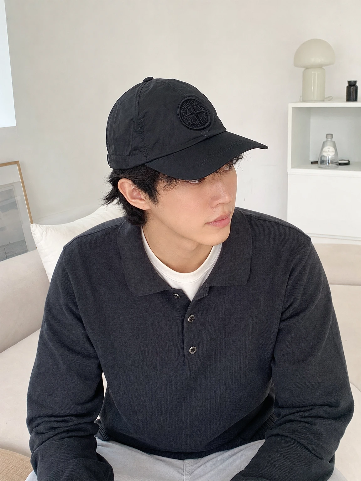 은은한 광택이 돋보이는 볼캡