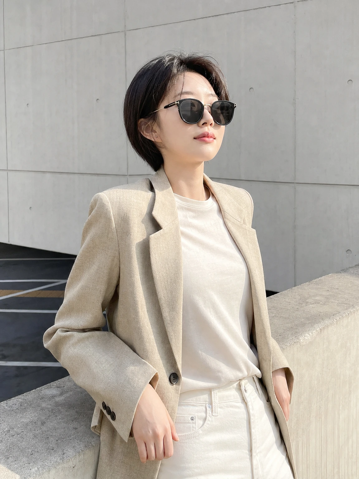 메탈 브리지 라인 돋보이는 선글라스