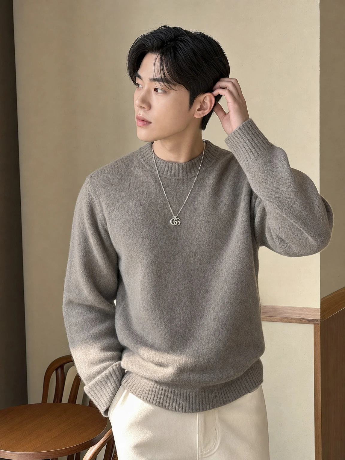 은은한 광택이 도는 네클리스