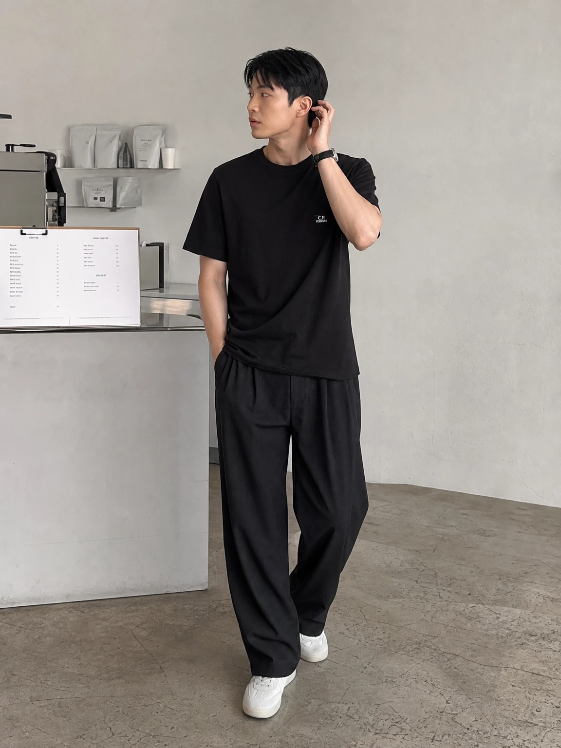 미니 로고로 힘을 준 반팔 티셔츠