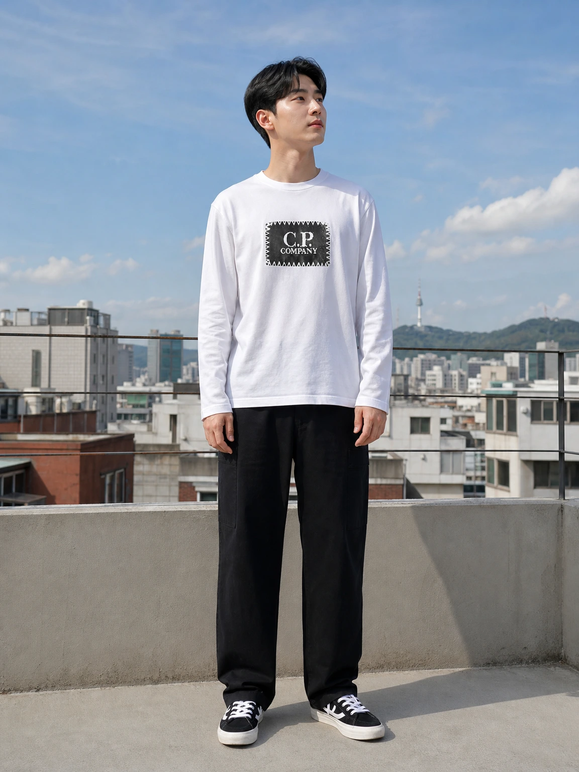 전면 로고로 힘을 준 티셔츠